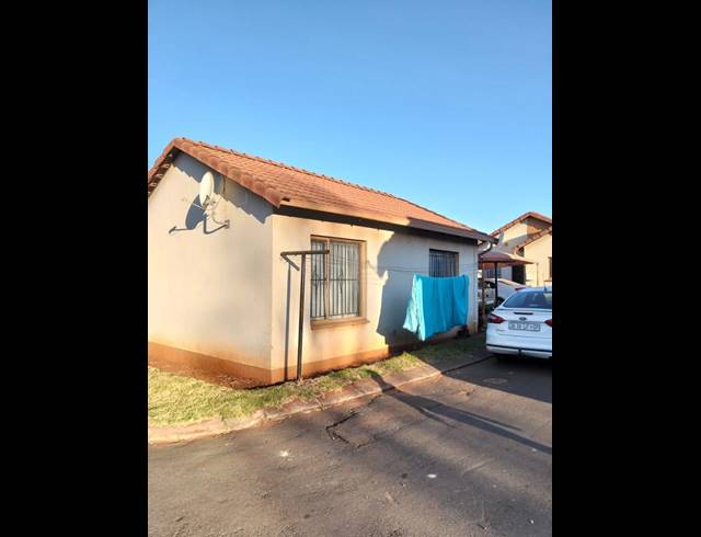 2 BEDROOM TOWNHOUSE FOR SALE IN CLAYVILLE